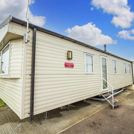 Lovely 8 Berth Caravan At Seawick Holiday Park In Essex Ref 27458S Clacton-on-Sea Exterior photo