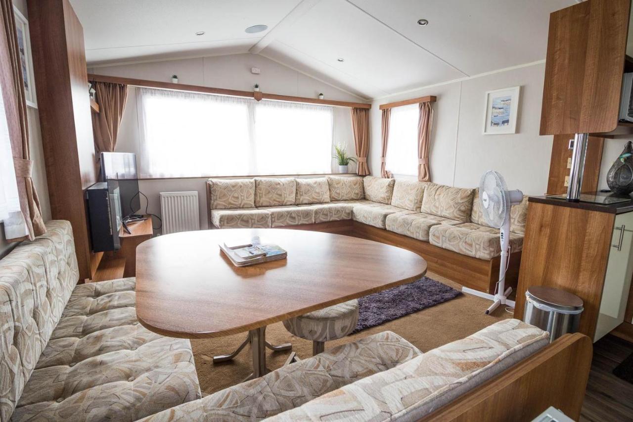 Lovely 8 Berth Caravan At Seawick Holiday Park In Essex Ref 27458S Clacton-on-Sea Exterior photo