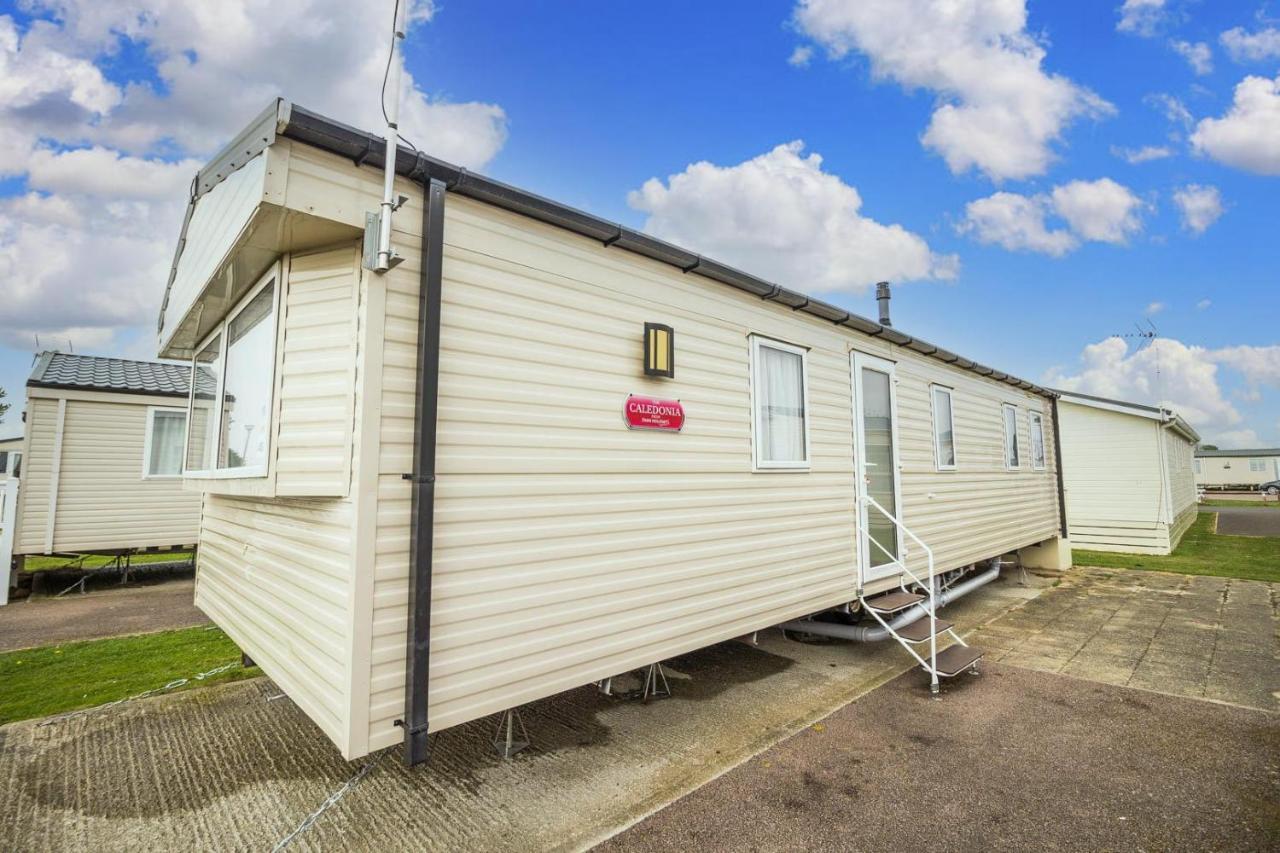 Lovely 8 Berth Caravan At Seawick Holiday Park In Essex Ref 27458S Clacton-on-Sea Exterior photo