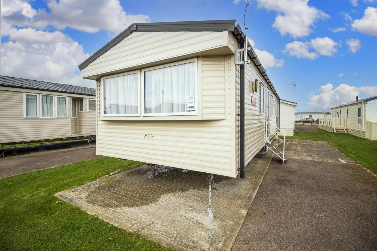 Lovely 8 Berth Caravan At Seawick Holiday Park In Essex Ref 27458S Clacton-on-Sea Exterior photo